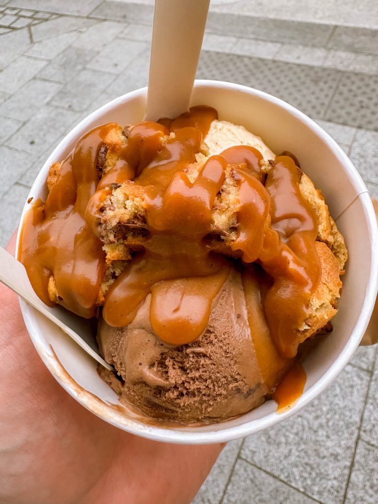 An ice cream sundae with caramel sauce and cookies on top from Pepite Cookie in Biarritz